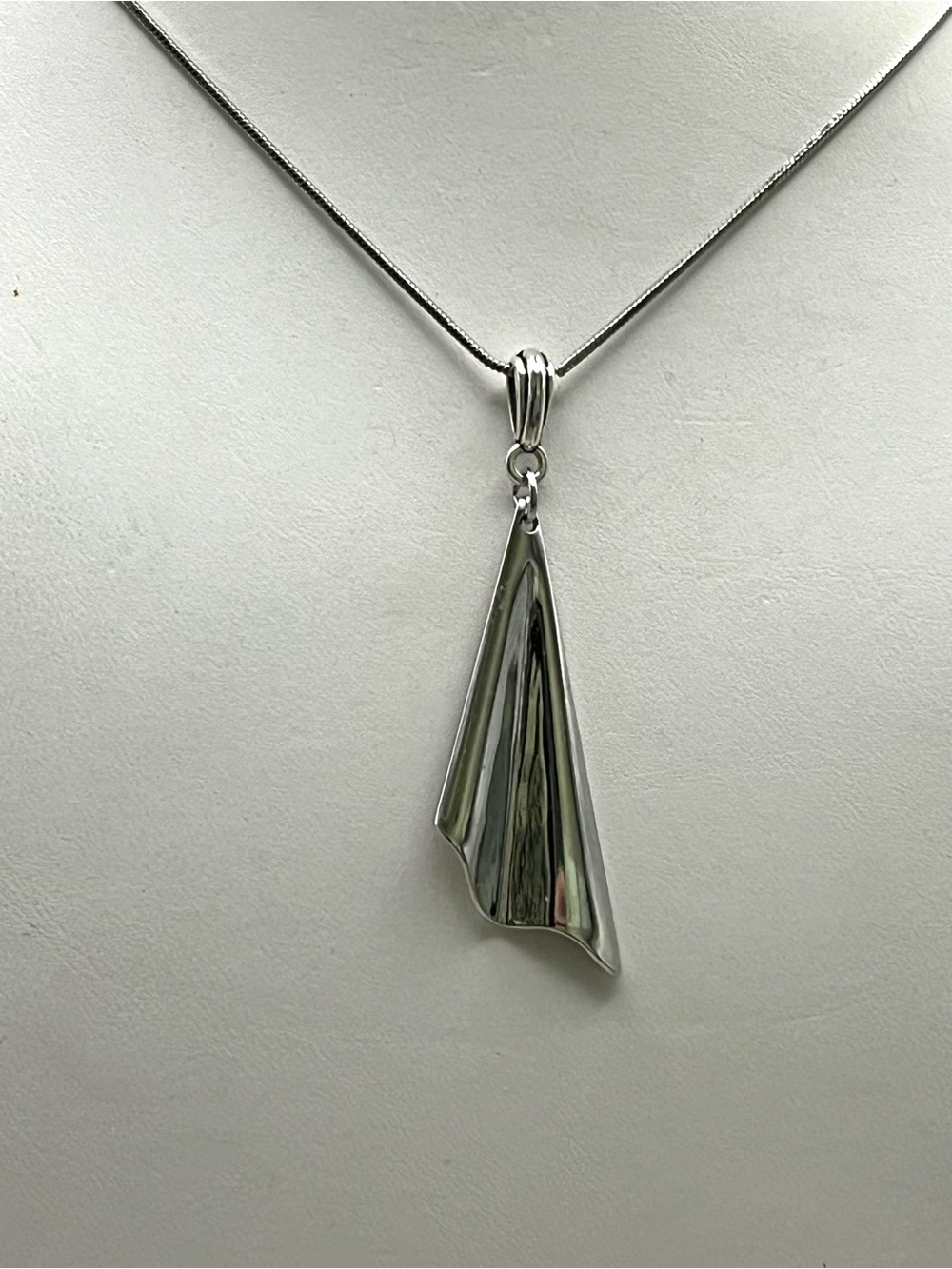 Modern Sculptural Silver Tone Fluted Triangle Pendant Necklace -Minimalist Y2K